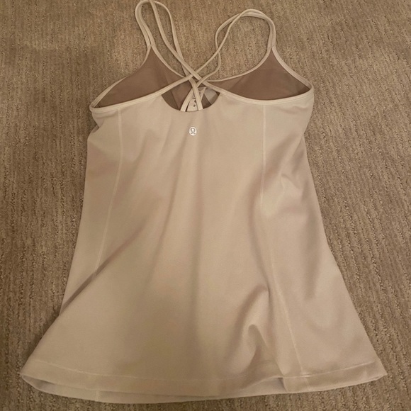 Bundle of 2 Lululemon tanks - Picture 4 of 11
